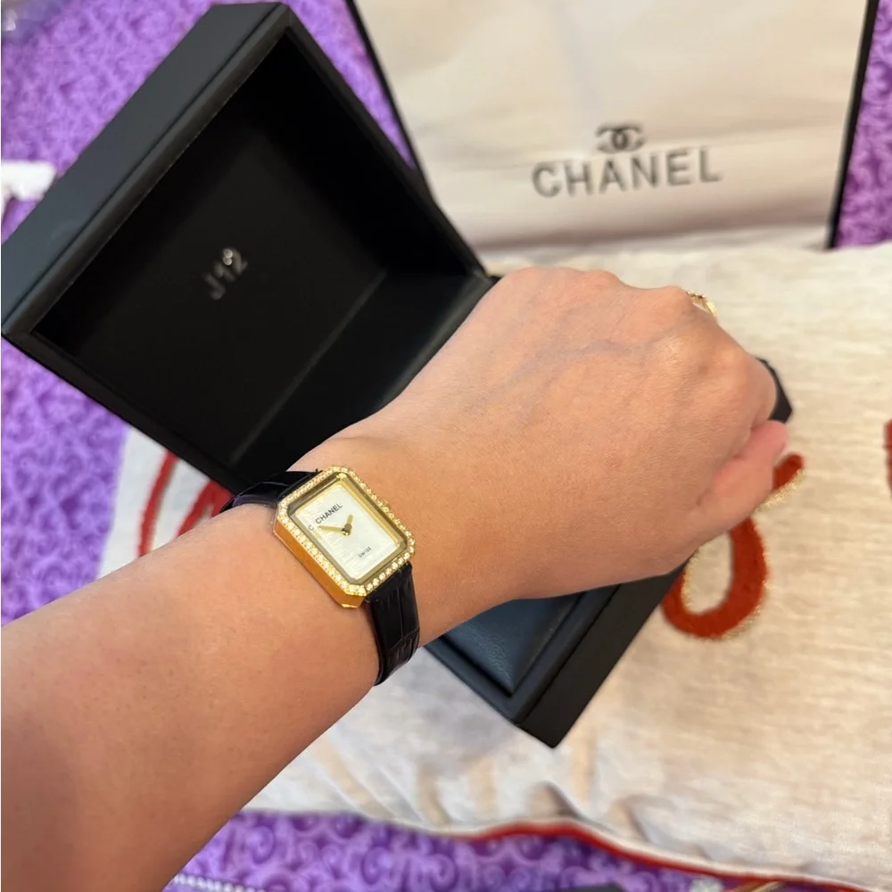 Women small wrist boyfriend watch black and gold